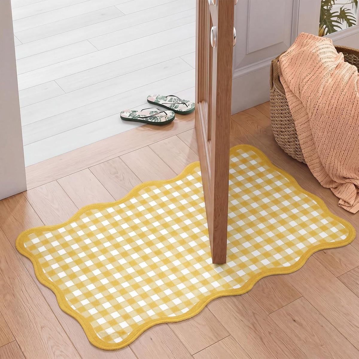 Yellow and White Small Scalloped Plaid Rug 1.4x2.3ft Buffalo Checkered Mat